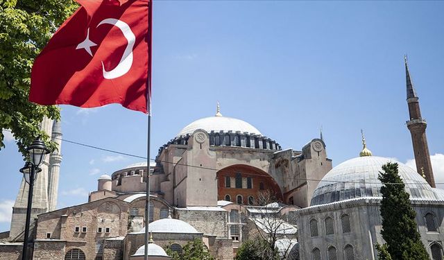 Ayasofya'da dini ve ideolojik içerik taşıyan sembolik bayrak açan 2 şüpheli tutuklandı