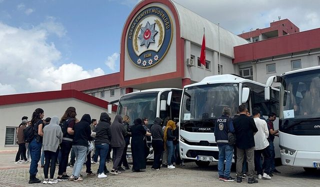 Adana merkezli yasa dışı bahis operasyonunda yakalanan 154 zanlı adliyede
