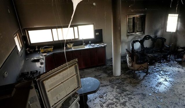 Filistin topraklarını gasbeden İsrailliler Batı Şeria'da Filistinlilerin evini kundakladı