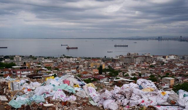 İzmir'de deniz manzaralı boş alana moloz ve çöp dökülmesine tepki