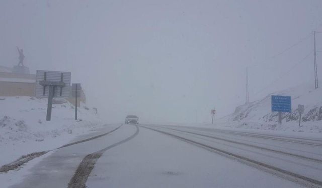 Bayburt'ta ilkbaharda "kar" manzarası