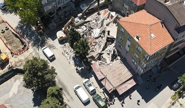 Küçükçekmece'de yıkımı yapılan bina çöktü