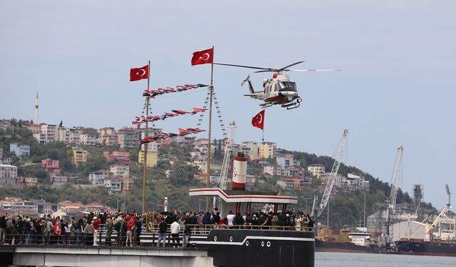 Samsun'da Türk bayrakları ve Atatürk posterleriyle süslenen gemiler geçiş töreni yaptı