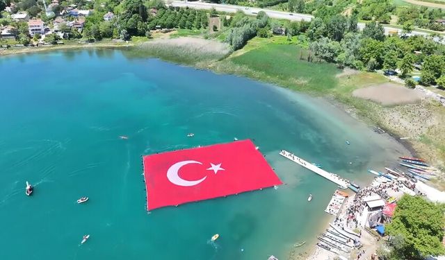 Sapanca Gölü'nde 1923 metrekarelik Türk bayrağı açıldı