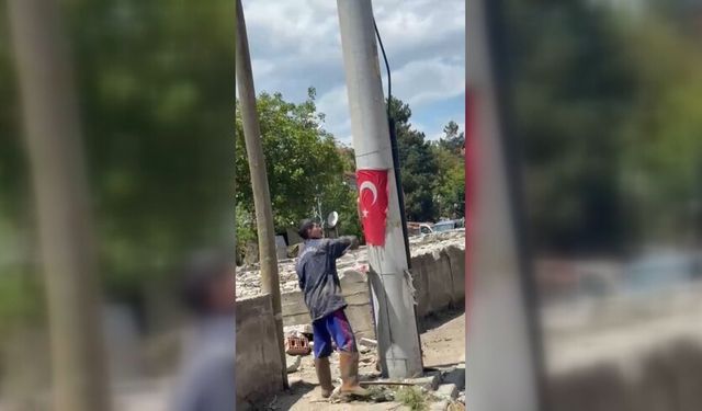 Selden etkilenen Havza'da jandarma personeli çamurda buldukları bayrağı yıkayıp direğe astı