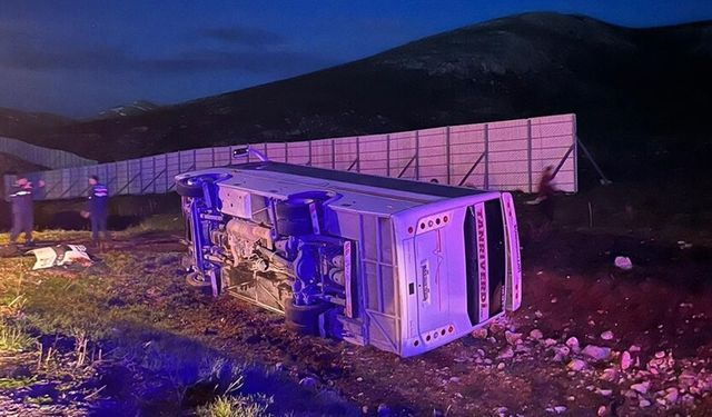 Sivas'ta taraftarları taşıyan midibüs devrildi: 25 yaralı