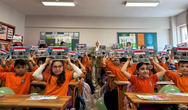 Ümraniye'de bir ilkokulda öğrencilere sıfır atık eğitim seti dağıtıldı