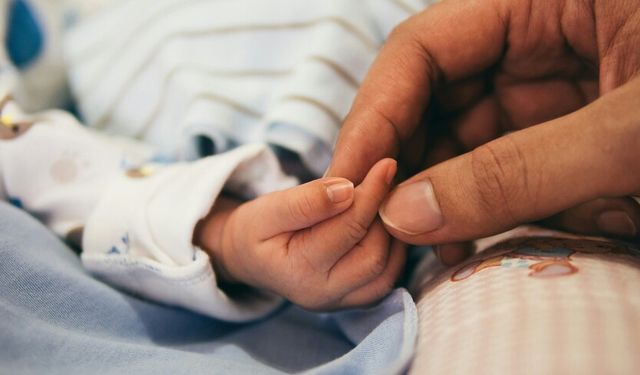 Sözleşmeli personelin doğum izni 16 haftadan 24 haftaya çıkarıldı