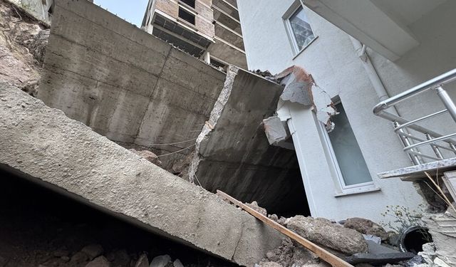 Nevşehir'de çöken istinat duvarı, öndeki apartmanda hasar oluşturdu