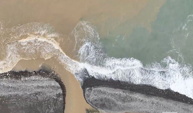 Sağanaklar Karadeniz'in rengini değiştirdi