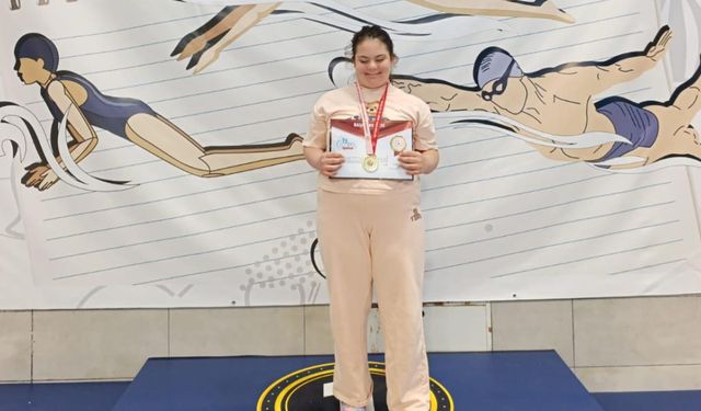 Lösemiyi yenen down sendromlu Masal, serbest yüzmede birinci oldu