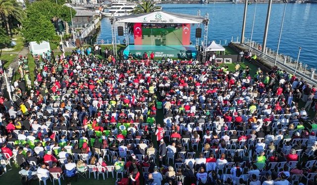 İstanbul'da vatandaşlar A Milli Futbol Takımı'na destek için meydanları doldurdu