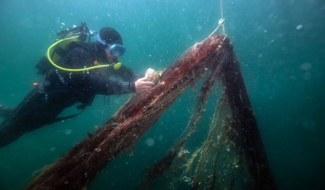 Marmara Denizi'nden Çamlıca Kulesi'ni baştan aşağı örtebilecek büyüklükte hayalet ağ çıkarıldı