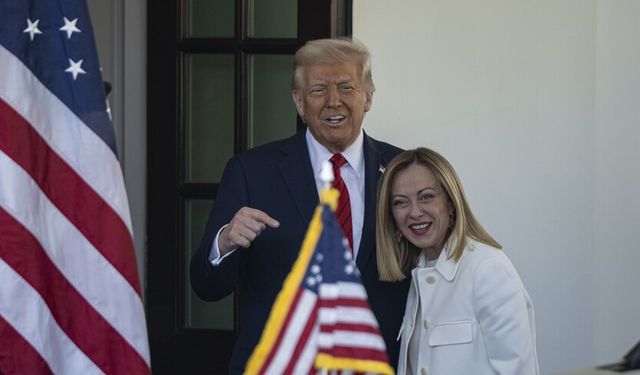 Trump'ın, kendisine fotoğraf için "yalvardığını" söylediği Meloni ile arası yeniden açıldı