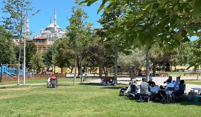İstanbul'da sıcak havadan bunalanlar sahillere akın etti