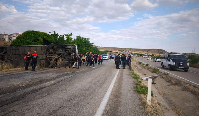 Kırıkkale'de yolcu otobüsü devrildi: 1 ölü, 40 yaralı