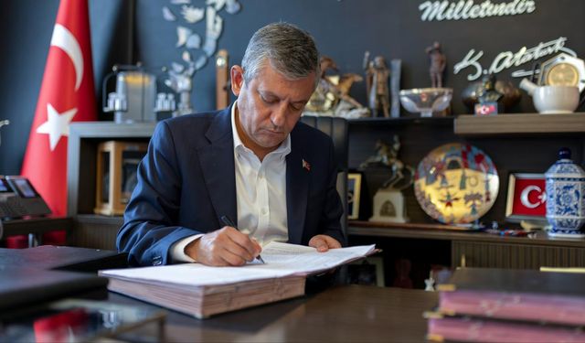 Özgür Özel ve 90 vekil CHP'den istifa etti
