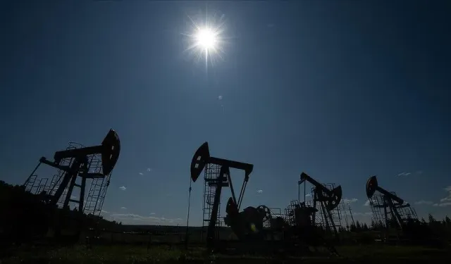 ABD, Hürmüz Boğazı'nda petrol akışının hızlanmasıyla bu yıl için petrol fiyatı tahminini düşürdü