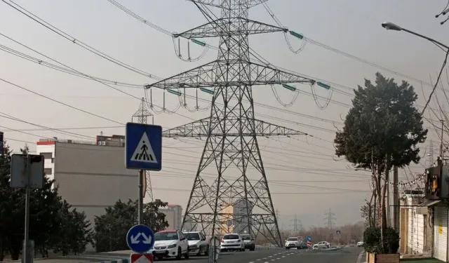 Tahran'da tüketim kotasını aşan 500'den fazla kamu kurumunun elektriği kesildi