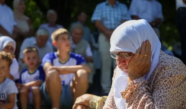 Srebrenitsa Soykırımı kurbanlarının cenazeleri, Saraybosna'dan Potoçari Anıt Mezarlığı'na uğurlandı