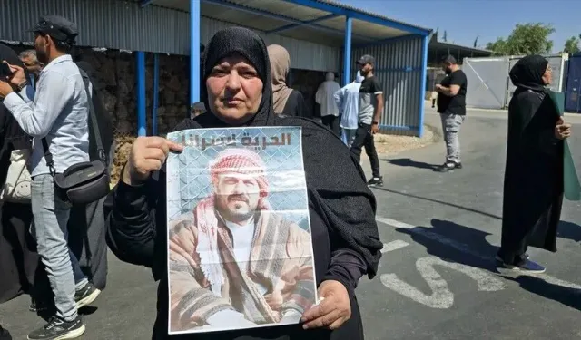 Suriyeliler, İsrail tarafından alıkonulan yakınları için Kuneytra'daki BM ofisi önünde gösteri yaptı