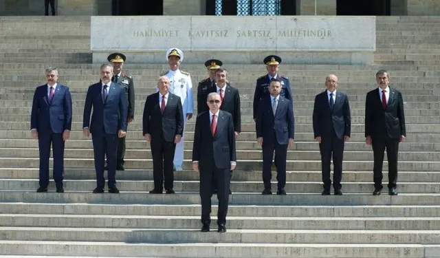 Cumhurbaşkanı Erdoğan başkanlığındaki YAŞ üyeleri Anıtkabir'i ziyaret etti