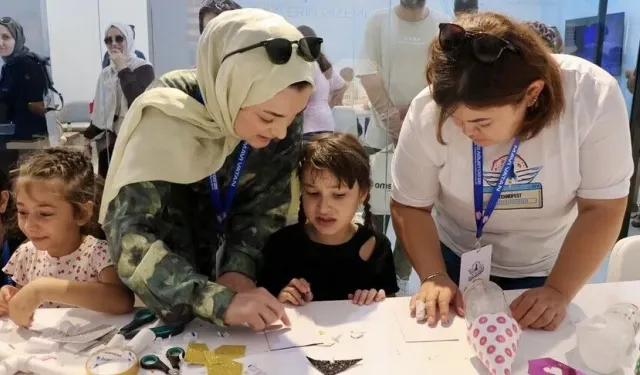 TEKNOFEST Mavi Vatan'da atölyeye katılan çocuklar su roketi tasarladı