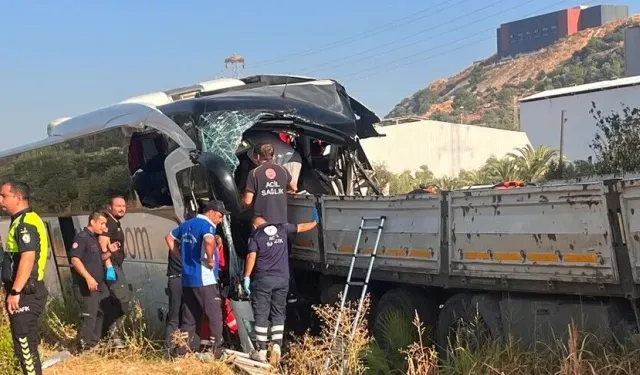Muğla'da yolcu otobüsü ile tırın çarpıştığı kazada 2 kişi öldü, 18 kişi yaralandı