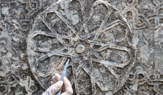 Selçuklu Mezarlığı'ndaki taşlar cerrahi titizlikle temizleniyor