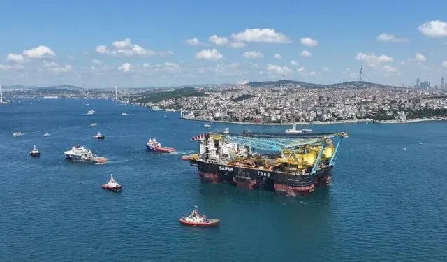 Dünyanın üçüncü büyük yarı batık vinç gemisi İstanbul Boğazı'ndan geçiyor