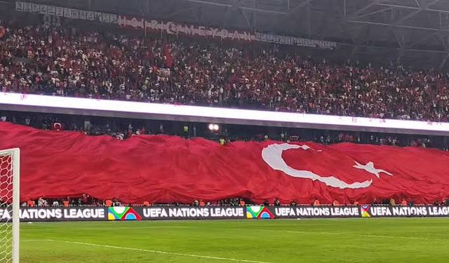 Kocaeli’de milli maç öncesi dev Türk bayrağı açıldı