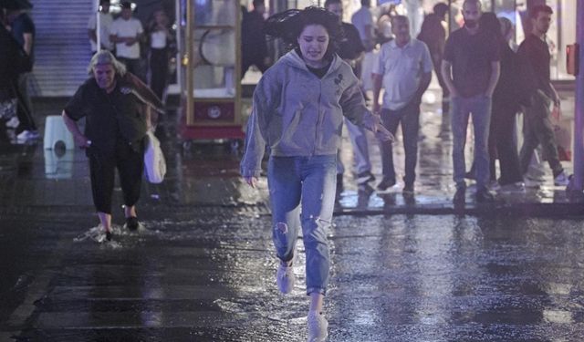 Ankara'da gök gürültülü sağanak etkili oldu