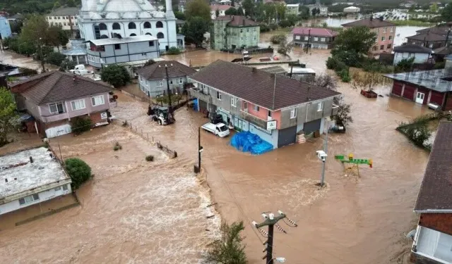Sakarya'da kuvvetli yağış günlük yaşamı ve ulaşımı olumsuz etkiledi