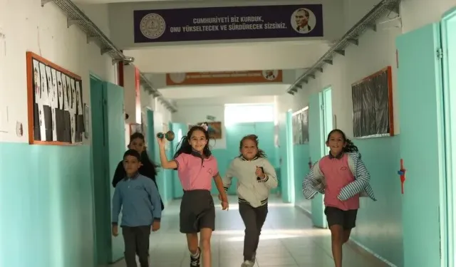 Öğrenciler yeniden sınıflarda: Yeni eğitim yılının ilk ders zili çaldı