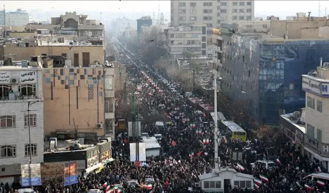 İran’da güvenlik güçleri ile silahlı grup çatıştı!