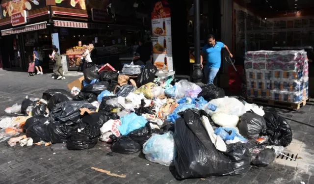 Karşıyaka’da çöp krizi: İhaledeki karışıklık sokakları çöp yığınlarına çevirdi... İşte o anlar!