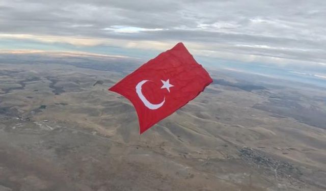 Gökyüzünde dev Türk bayrağıyla rekor!