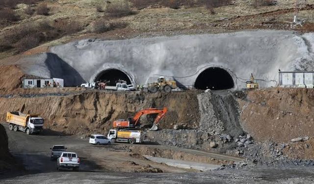 Karayollarında yol çalışmaları sürüyor: Van-Tatvan’da tünel gün içinde kapalı