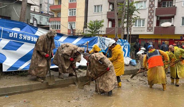 Ayazağa’da sel sonrası temizlik çalışmaları sürüyor