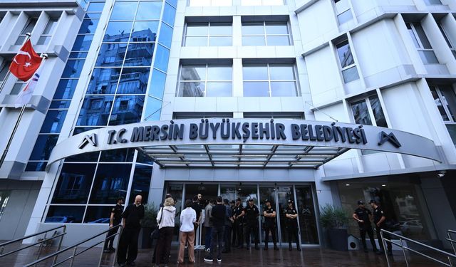 Mersin’de belediyelere yolsuzluk operasyonu: 59 şüpheli adliyeye sevk edildi