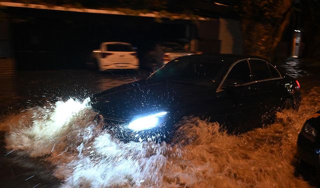 İstanbul'da sağanak yağışın bilançosu belli oldu: 1277 su baskını, 15 heyelan, 47 mahsur kalma