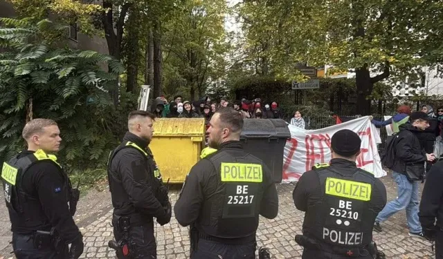 Berlin'de öğrencilerden Fransa'daki protestolara destek