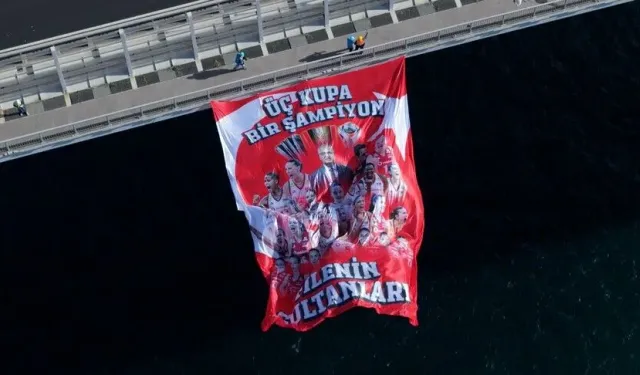 Kadın Milli Voleybol Takımı'nın 3 kupa, 1 şampiyon bayrağı Boğaz'a asıldı