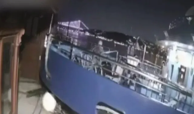 Üsküdar’da yolcu vapuru tarihi yalıya çarptı!