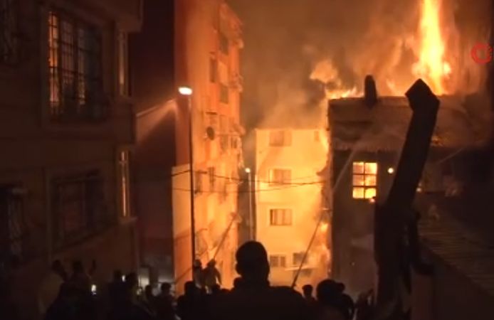 Beyoğlu'nda 3 katlı binada yangın!