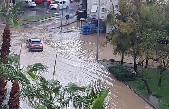 Manavgat'ta şiddetli yağış su baskınlarına yol açtı