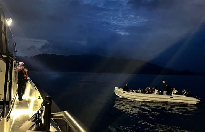 Marmaris açıklarında 12 düzensiz göçmen yakalandı