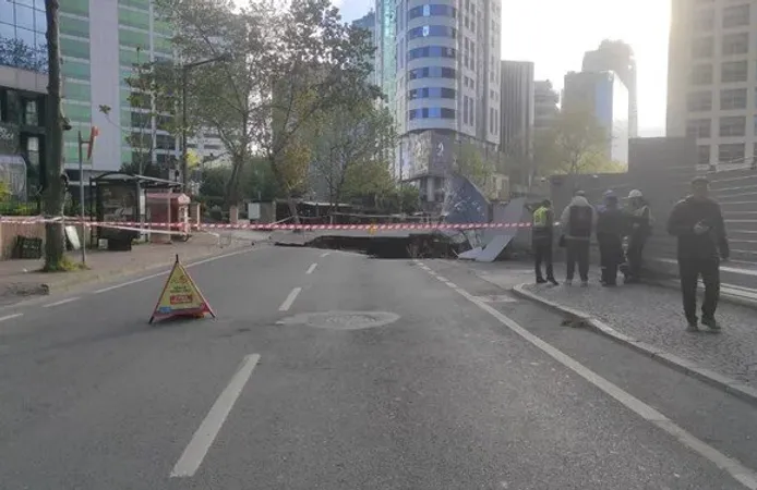 Sarıyer'de yol çöktü: Cadde trafiğe kapatıldı