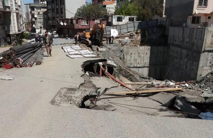 Gaziosmanpaşa'da yol çöktü: İki bina tahliye edildi