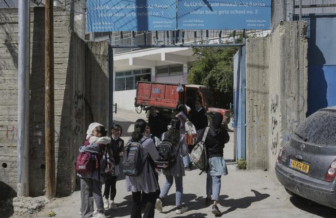 Katil İsrail BM okullarını bastı, Filistinli çocukları sınıflardan kovdu
